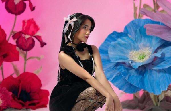 5 Pose Centil Fuji Pakai Mini Dress Hitam,  Biar Dibilang Cantik Sama Kamu!