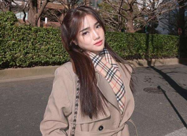 7 Ide Pose Ala Fuji Biar Fotomu Enggak Monoton dan Terlihat Estetik