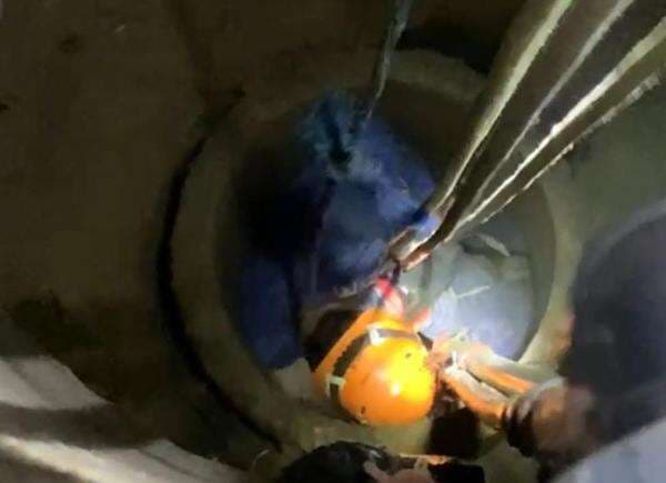 Pekerja Gali Sumur Terjebak Reruntuhan Beton di Puncak Bogor