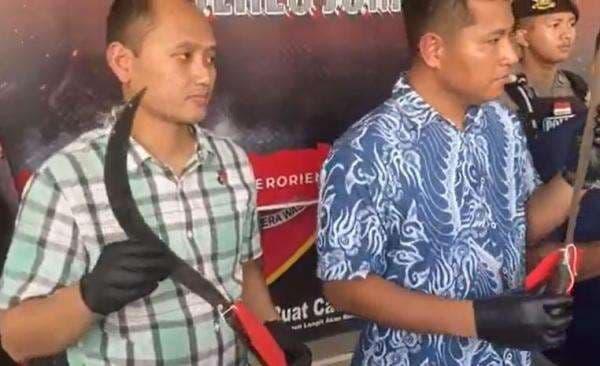 4 Anggota Gangster di Jombang Ditangkap Warga, Konvoi Bawa Pedang dan Parang 4 Anggota Gangster di Jombang Ditangkap Warga, Konvoi Bawa Pedang dan Parang