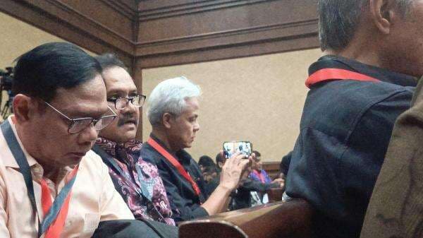 Ganjar Pranowo&ndash;Adian Napitupulu Kompak Berpakaian Hitam di Sidang Vonis Hasto