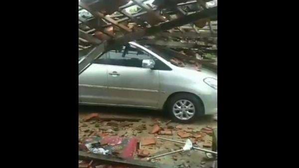 Hujan Deras dan Angin Kencang Terjang Bangkalan, Garasi Rumah Warga Ambruk Timpa Mobil