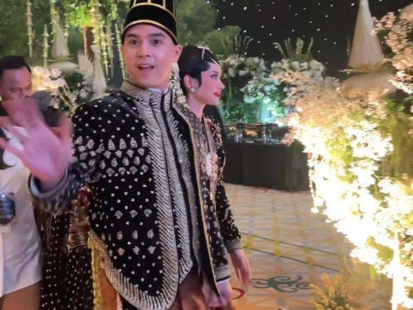 Al Ghazali-Alyssa Daguise Pakai Busana Jawa Serba Hitam di Ngunduh Mantu, Pilihan Ahmad Dhani? Al Ghazali-Alyssa Daguise Pakai Busana Jawa Serba Hitam di Ngunduh Mantu, Pilihan Ahmad Dhani?