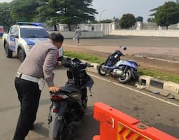 Gegara Lawan Arah, Dua Motor Adu Banteng di Stadion Pakansari Cibinong   