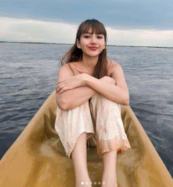 5 Potret Estetik Ghea Indrawari Naik Sampan, Netizen: Lisa BLACKPINK Versi Lokal