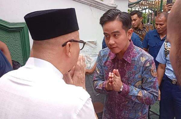 Gibran Ikut Sholatkan Jenazah Titiek Puspa Usai Sholat Jumat di Masjid An-Nur Perdatam Pancoran