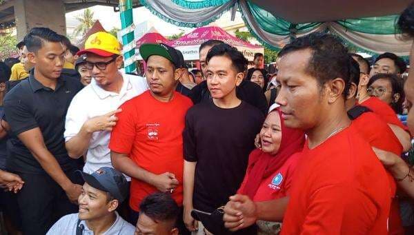 Gibran Nonton Lomba Panjat Pinang di Kalimalang, Beri Hadiah Utama Sepeda Listrik