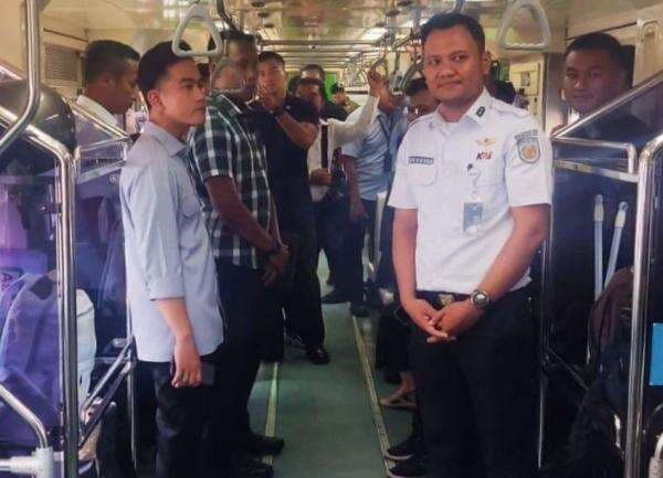 Naik KA BIAS, Wapres Gibran Kunjungi Stasiun Palur dan Solo Balapan