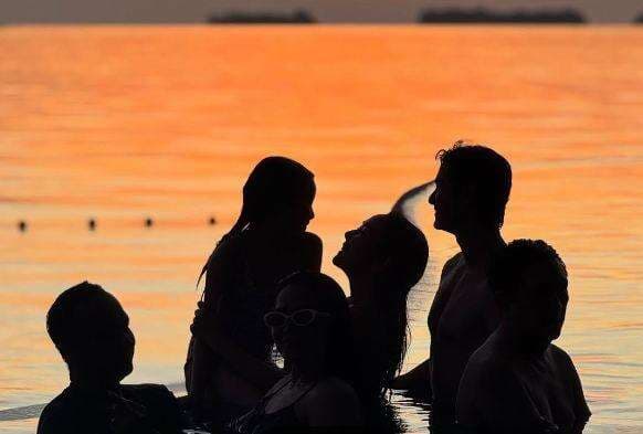 Bermandikan Sunset, Gisel Ajak Cinta Brian Berenang di Kolam Infinity