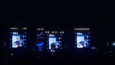 Billie Joe Armstrong Cium Bendera Merah Putih di Konser Green Day Live In Jakarta