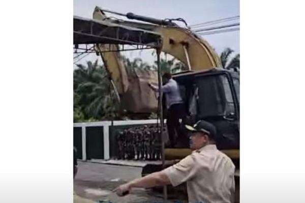 Tegang! Momen Bobby Nasution Dilempari Batu saat Bongkar Diskotek Sarang Narkoba