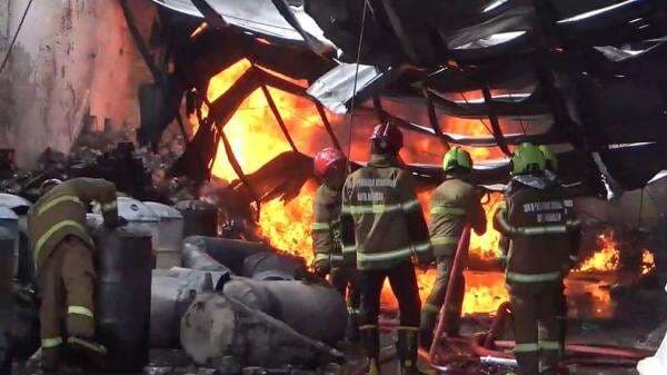 Gudang Penyimpanan Tiner di Makassar Terbakar Hebat, Petugas Kesulitan Padamkan Api Gudang Penyimpanan Tiner di Makassar Terbakar Hebat, Petugas Kesulitan Padamkan Api