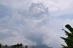 Gunung Ibu di Halmahera Barat Erupsi Lagi, Dilarang Aktivitas di Radius 4 Km