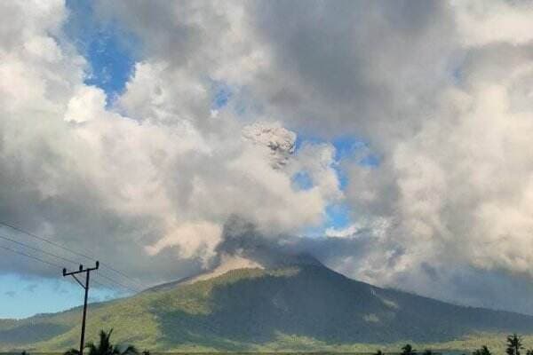 Gunung Lewotobi Erupsi, 7 Desa di Flores Timur Terdampak Hujan Abu Vulkanik