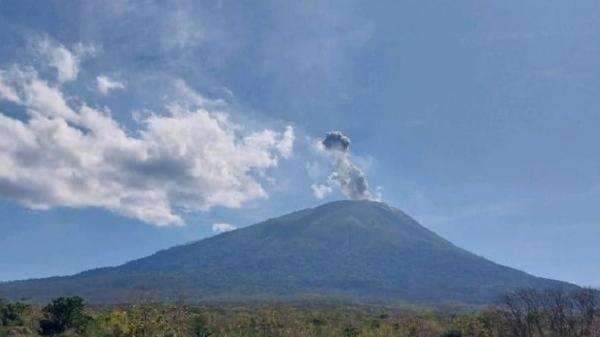 Gunung Ile Lewotolok di NTT Meletus 66 Kali, Lontarkan Material Lava Pijar