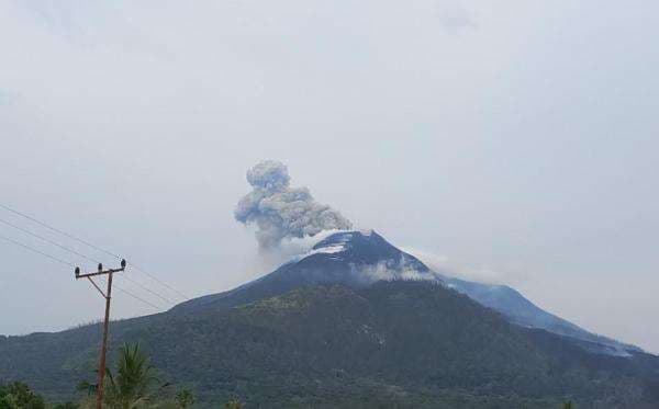 Sore Ini, Gunung Lewotobi Laki-Laki Erupsi Muntahkan Abu Vulkanik