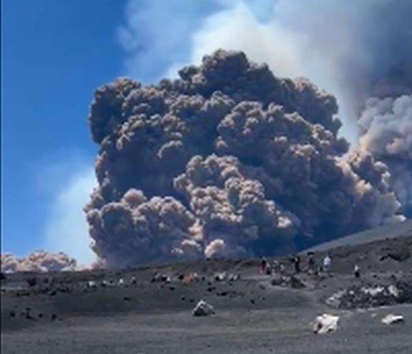 Gunung Etna Meletus Dahsyat, Turis Panik Berlarian Menyelamatkan Diri