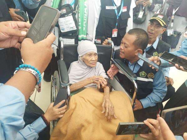Jamaah Haji Tertua Indonesia 109 Tahun Nenek Sumbuk Tiba di Jeddah, Langsung Kangen Lemet