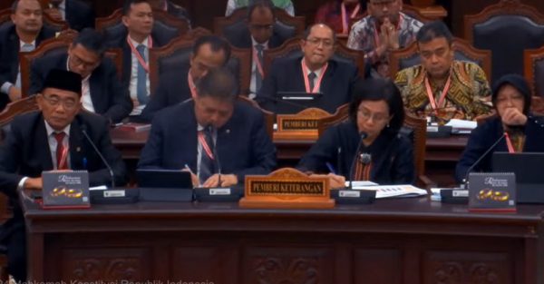 Hakim MK Tanya ke Sri Mulyani Cs Anggaran Jokowi Tebar Bansos dari Mana?