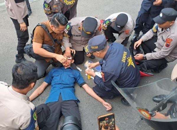 Aksi Hari Buruh di Semarang Ricuh, Sejumlah Polisi Luka-Luka Kena Lemparan Batu