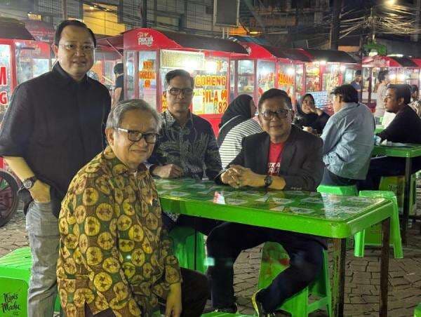 Hasto Kristiyanto Rayakan Kebebasan dengan Makan Sate Padang di Taman Menteng