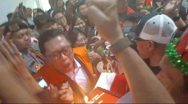 Momen Hasto Tiup Lilin Rayakan Ulang Tahun Usai Bacakan Pleidoi