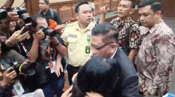 Pelukan Istri ke Hasto Usai Divonis 3,5 Tahun Penjara: Kami Terima dengan Kepala Tegak