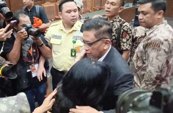 Momen Hasto Peluk Istri usai Divonis 3,5 Tahun Penjara