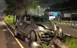 Hilang Kendali, Mobil Tabrak Pohon di Jalan Lingkar Stadion Pakansari