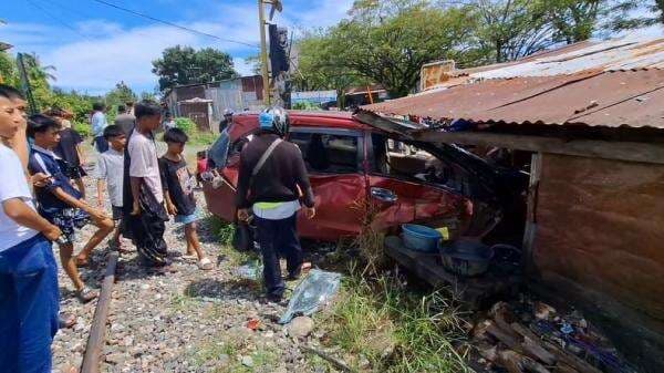 Honda Mobilio Ditabrak Kereta Api di Padang, 3 Orang Dievakuasi ke RS