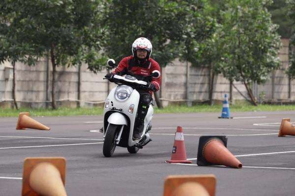 Mana Lebih Murah Pajak Motor Yamaha Fazzio dan Scoopy