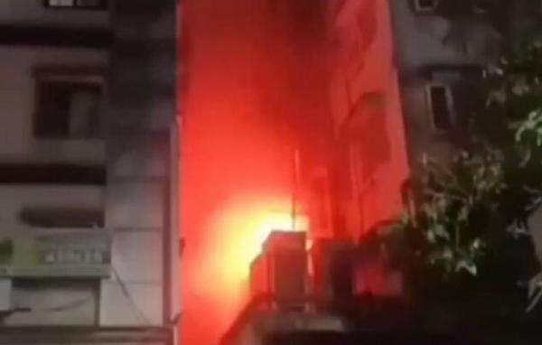Hotel Terbakar Hebat Tewaskan 15 Orang, Tamu-Tamu Loncat dari Jendela Hotel Terbakar Hebat Tewaskan 15 Orang, Tamu-Tamu Loncat dari Jendela