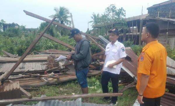 Hujan Es Terjang Jambi, 55 Rumah Warga Rusak Hujan Es Terjang Jambi, 55 Rumah Warga Rusak