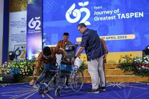 HUT ke-62, TASPEN Berikan Bantuan Kursi Roda kepada Peserta Pensiun