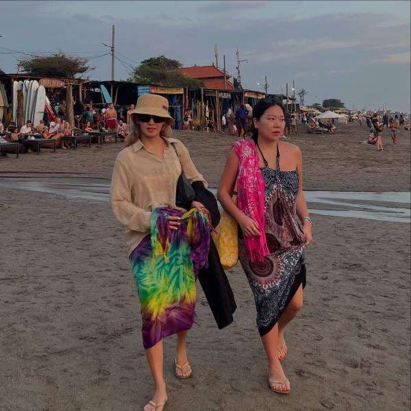 5 Potret Hyoyeon SNSD Liburan di Bali, Pakai Kain Pantai Khas hingga Ajak Driver Ojol Joget TikTok