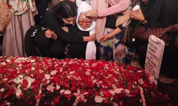 Ini Pesan Perpisahan Ibunda di Pemakaman Puput Novel 