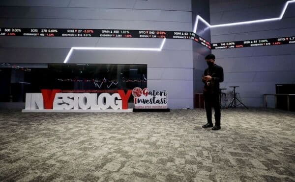 IHSG Anjlok Nyaris 1 ke Level 6.450 di Jeda Sesi I