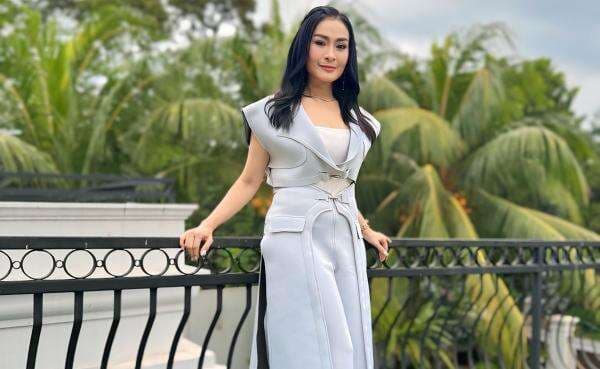 Doa Iis Dahlia di Depan Kakbah, Minta Umur Panjang hingga Menantu Terbaik