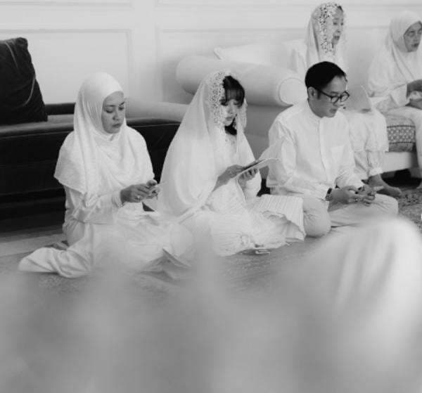 5 Potret Pengajian Anak Ikke Nurjanah dan Aldi Bragi Jelang Pernikahan, Sakral dalam Nuansa Serba Putih