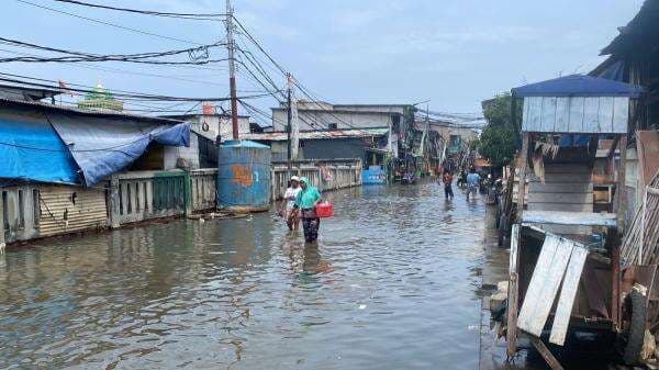 7 RT Masih Banjir hingga Malam Ini, Kampung Melayu Jaktim Terendam 40-70 Cm
