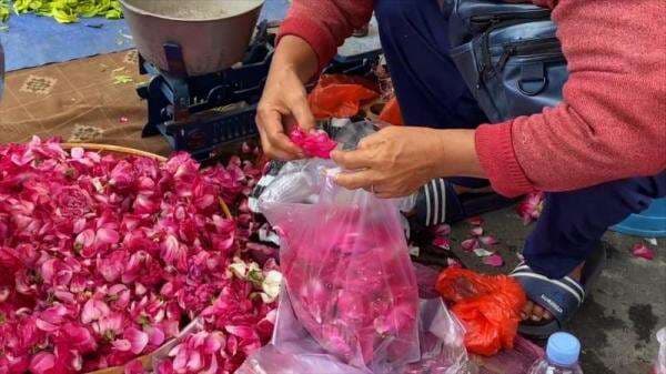 Ziarah Jelang Ramadan, Berkah Bagi Pedagang Bunga Tabur di Kota Blitar