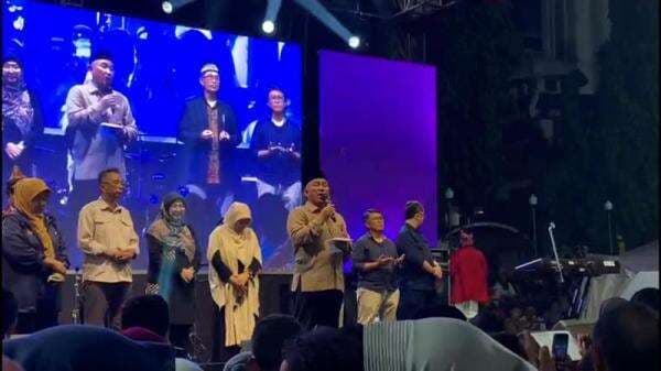 Kemeriahan Pesta Kembang Api Perayaan Tahun Baru 2025 di Depok Open Space