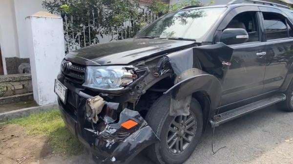 Sopir Mabuk Ugal-ugalan, Toyota Innova Tabrak Pedagang Sayur di Jombang Langsung Kabur