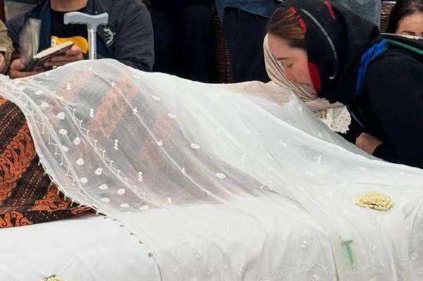 Tangis Inul Daratista saat Bersimpuh di Depan Jenazah Titiek Puspa: Aku Ikhlas