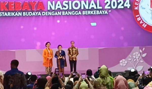 Iriana Jokowi Terima Anugerah Ibu Bangsa di Peringatan Hari Kebaya Nasional 2024