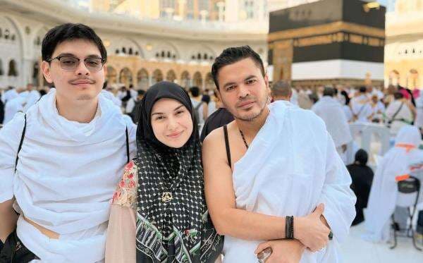 Potret Irish Bella dan Haldy Sabri di Depan Kakbah Jelang Naik Haji