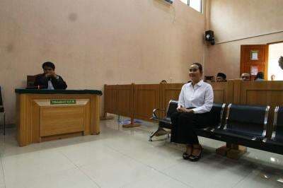 Isa Zega Hadiri Sidang Perdana, Tampil Tenang dan Lempar Senyum