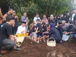 Isak Tangis Iringi Pemakaman Farid Korban Kecelakaan Pesawat Jatuh di BSD Tangsel
