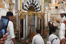 Isak Tangis Jemaah Haji Indonesia Melangitkan Doa di Raudah