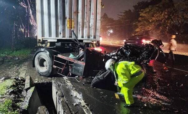    Jalan Raya Malang-Surabaya Sempat Macet Parah Akibat Kecelakaan Beruntun Truk Kontainer